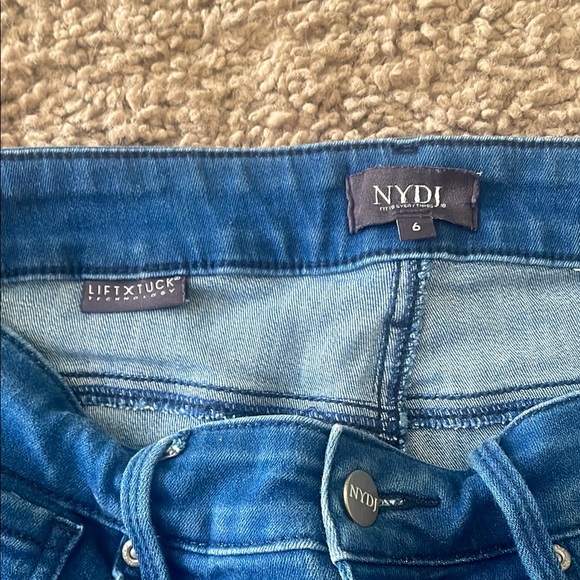 Gently worn NYDJ Blue Denim Jeans/ capri length. Size 6 - Picture 3 of 3